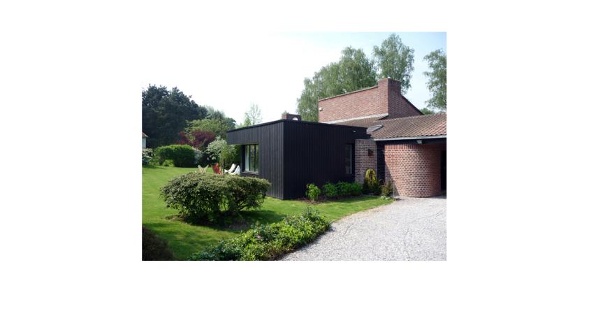 Extension en ossature bois - vue depuis l'entrée principale de la maison