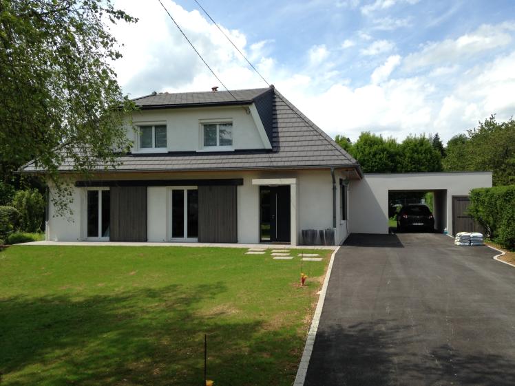 Côté rue, la maison existante au 1er plan et l'amorce de l'extension derrière