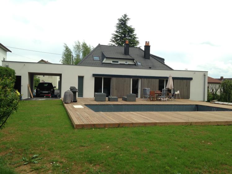 Côté jardin, la maison est dissimulée par l'extension