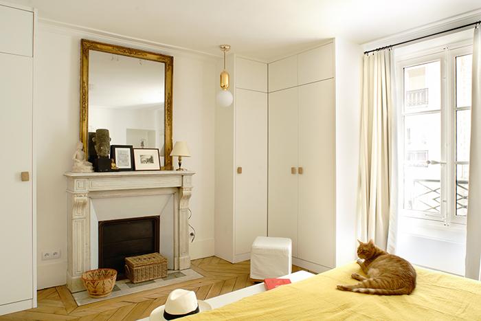 Chambre parentale équipée d'une nouvelle série de rangements toute hauteur.