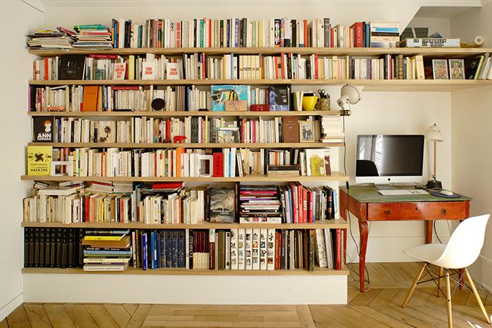 Bureau ou chambre d'appoint meublé d'une bibliothèque toute hauteur sur mesure