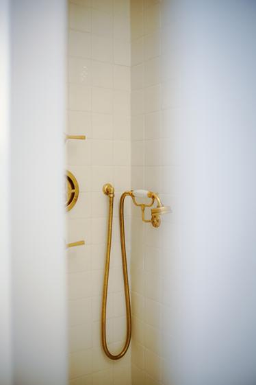 Espace douche. Robinetterie en laiton.
