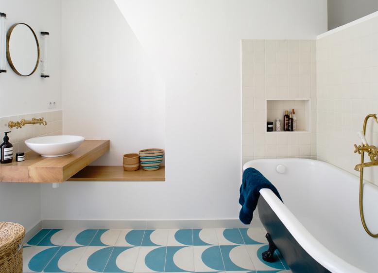 Salle de bain à l'allure rétro.