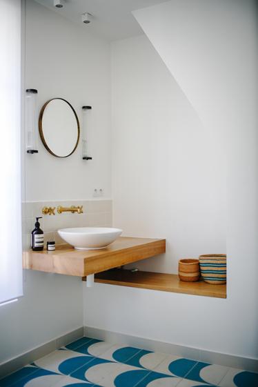 Espace lavabo d'une salle de bain aux allures rétro 
