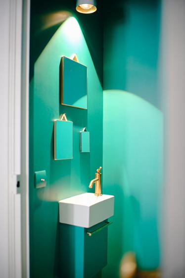 Toilettes au total look vert turquoise.