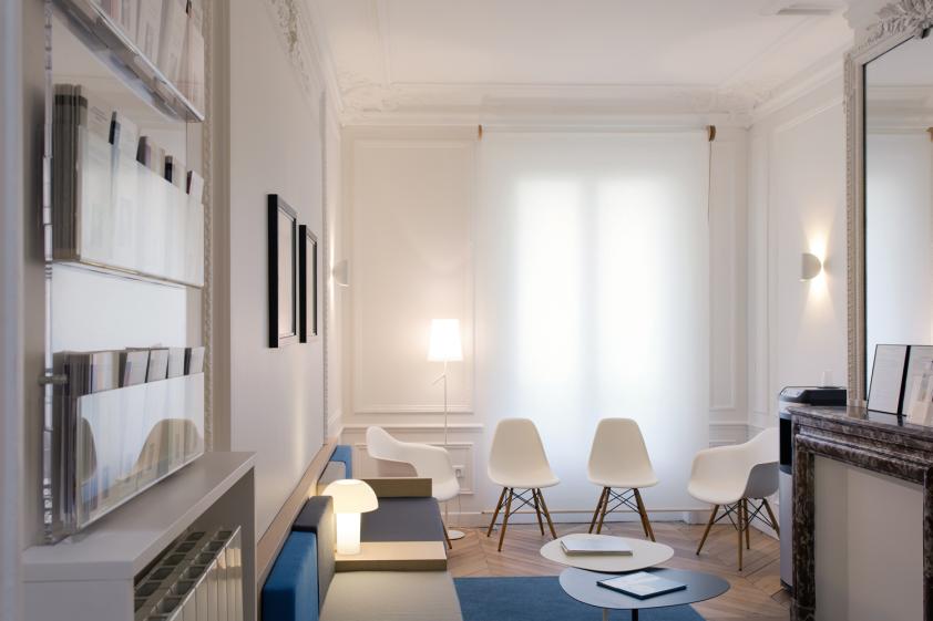 Salle d'attente dans un salon haussmannien.