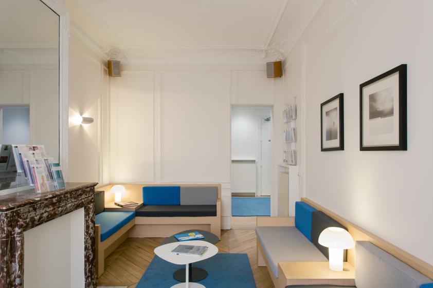 Salle d'attente avec une grande banquette sur mesure.