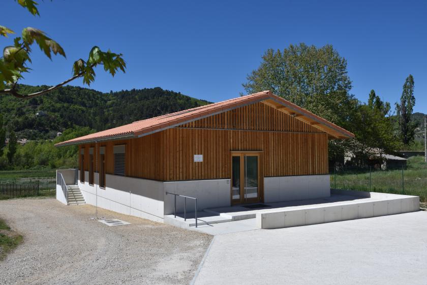 3 strates: Le socle en maçonnerie ancre le bâtiment sur le terrain.