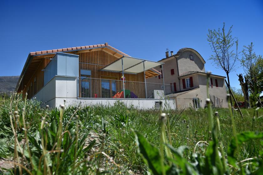 Façade Ouest, cour de jeux en en surplomb sur le jardin communal (photo : F.-X.
