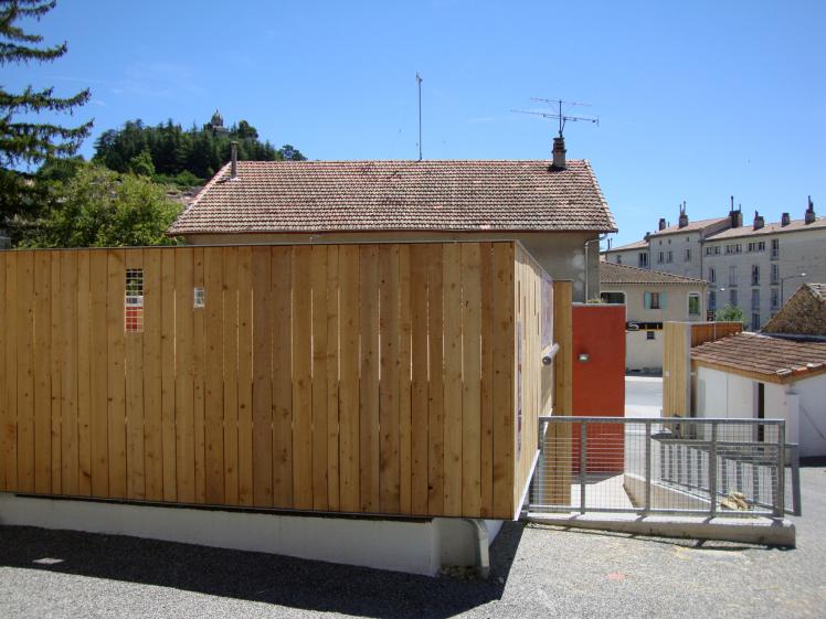 détail, bardage en cyprès (production locale) 