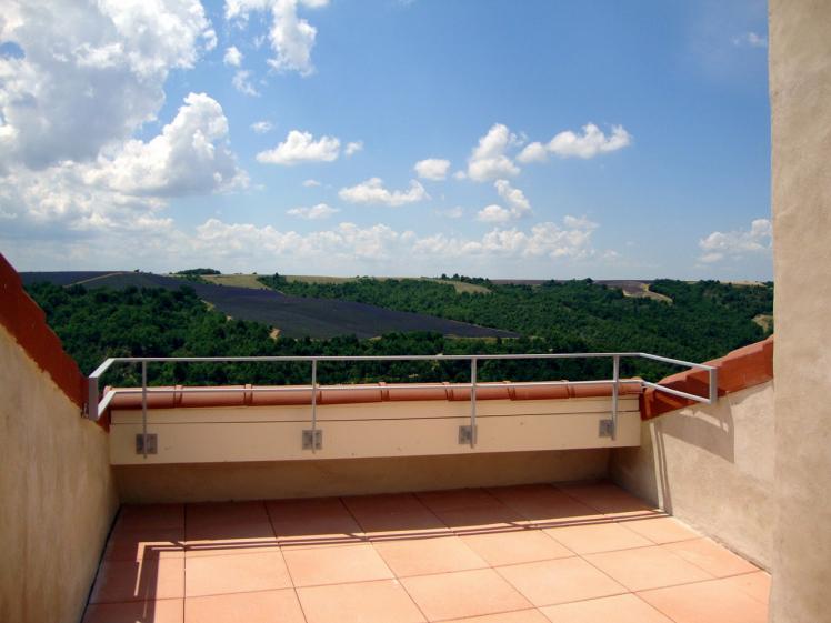 La terrasse en toiture est invisible depuis la rue