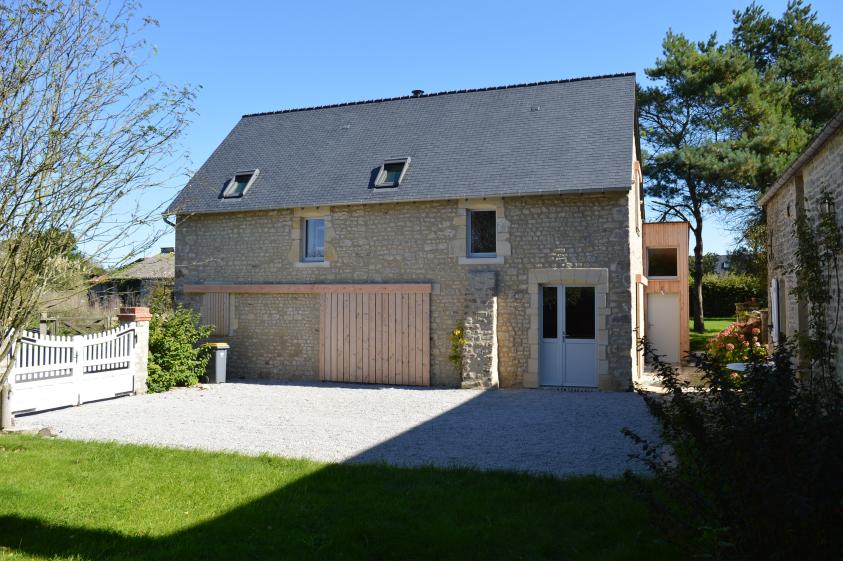 bâtiment après travaux, volet bois fermé