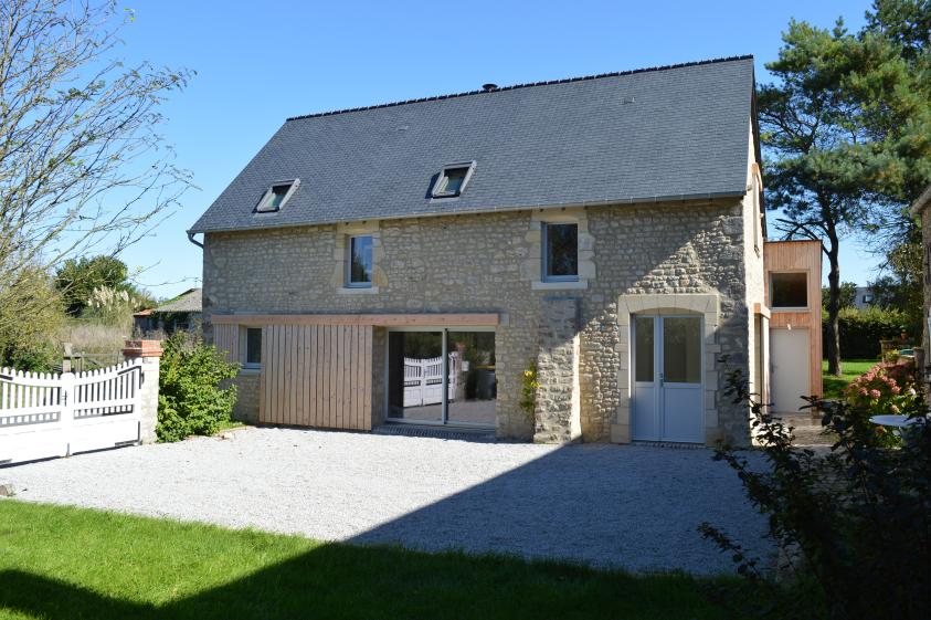 bâtiment après travaux, volet bois ouvert