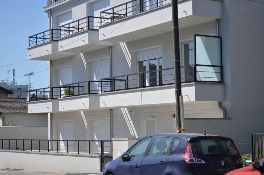 Vue partielle façade sur rue