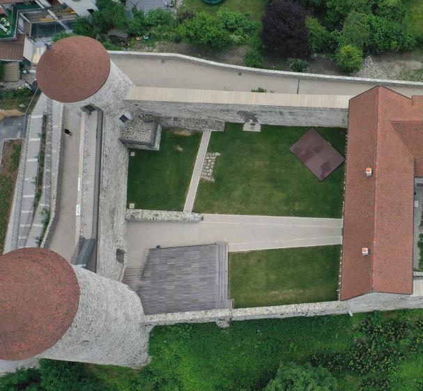 Aménagement de la cour seigneuriale