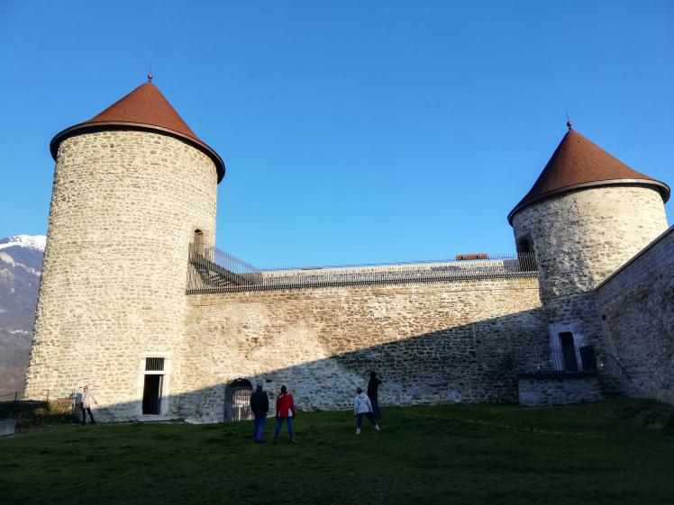Tours et courtines médiévales restaurées