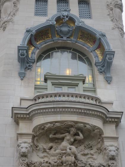 Restitution des décors de l'auvent : cartel et caducée zinc, peinture marouflée 