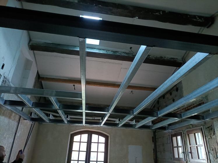 pendant travaux - réfection de la structure de la mezzanine en acier galva