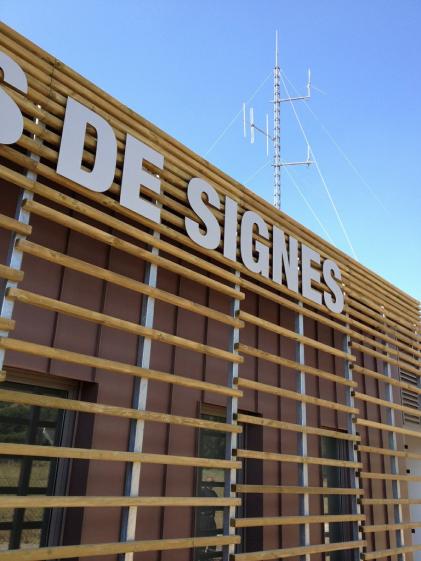 Enseigne sur brise-soleil bois