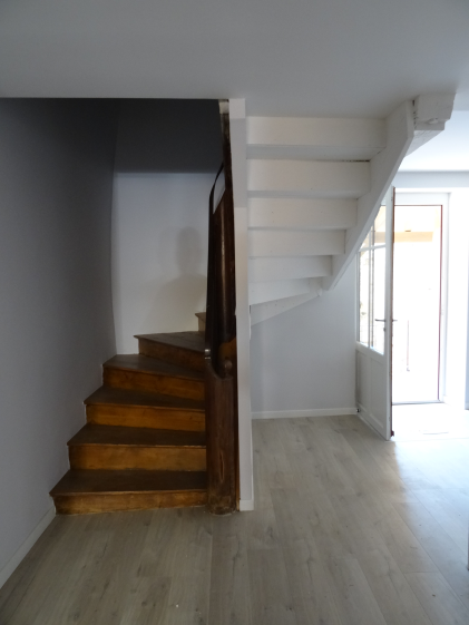 Vue sur le salon et l'escalier conservé