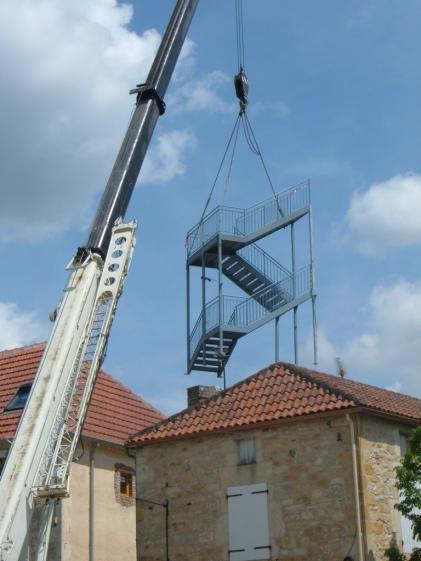 Chantier : mise en place de l'escalier métallique dans la cour intérieure
