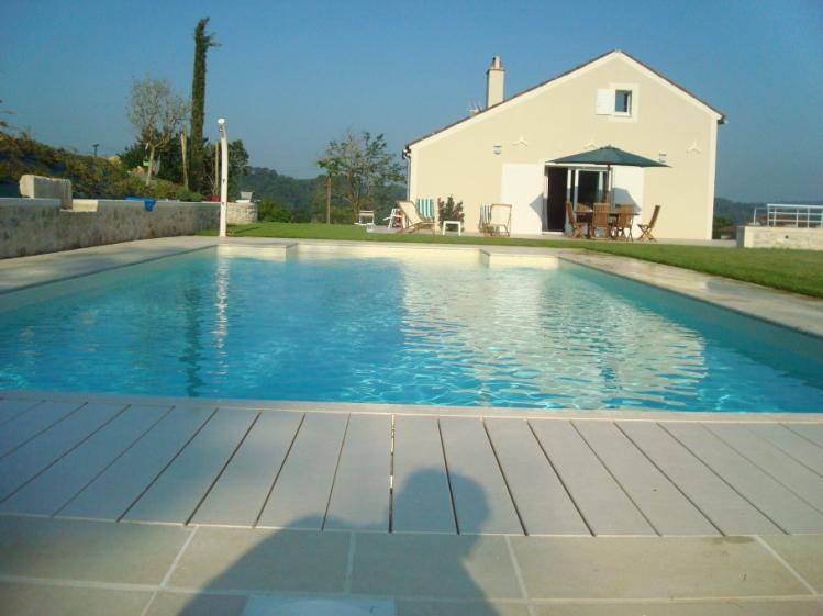 Vue sur la piscine et la terrasse
