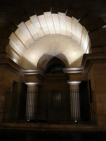 Détail d'un porche mis en lumière