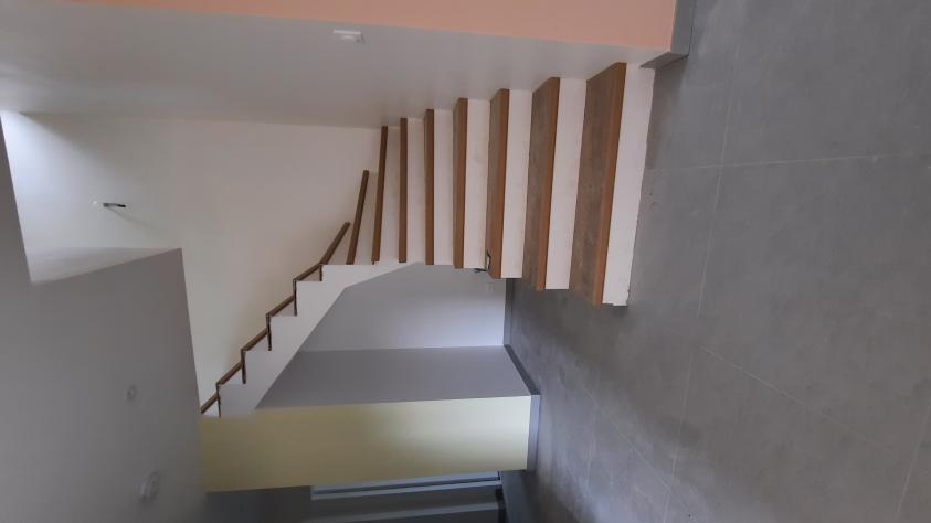 APRES Travaux - escalier depuis entrée