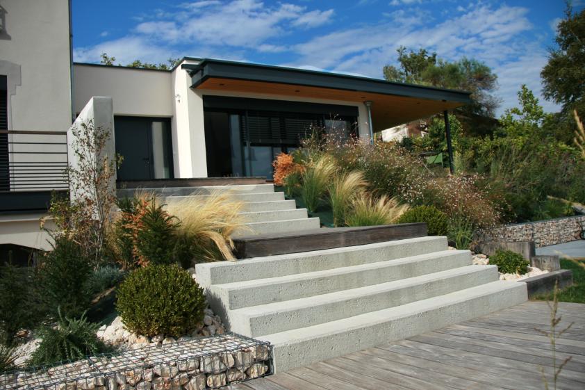 Maison SF - Escalier extérieur principal en béton sablé