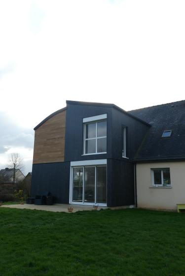 Façade Nord Est côté jardin. L'extension ouvre la maison sur le jardin.