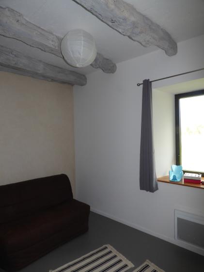 Chambre d'ami, poutre apparentes, sol caoutchouc sans COV.