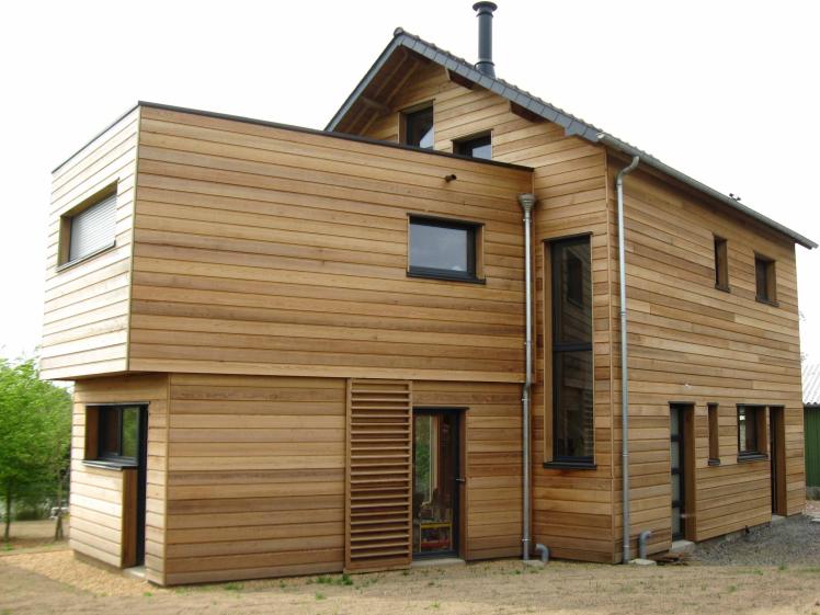La maison à ossature bois, fortement isolée à l'extérieur, s'organise autour d'u