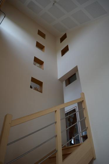 Cage d'escalier entre les murs  stockeurs.