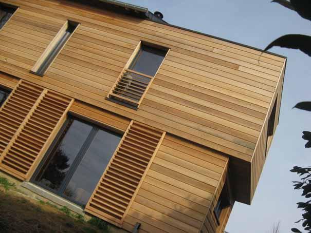 Les protections solaires sont assurées par des volets roulants notamment dans le