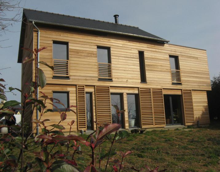 Façade Ouest sur l'étang rythmée de baies verticales avec VUES et TAMISEE de cla