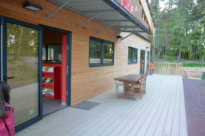 Accessibilité PMR soignée depuis l'aire de stationnement jusque sur le deck, par