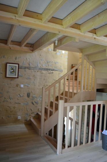 Bois pierre terre: Escalier en demi-niveaux contre le pignon intérieur enduit à 