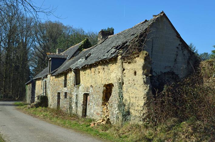 À la sortie du bourg, au départ de randonnées en forêt, il ne restait de la long