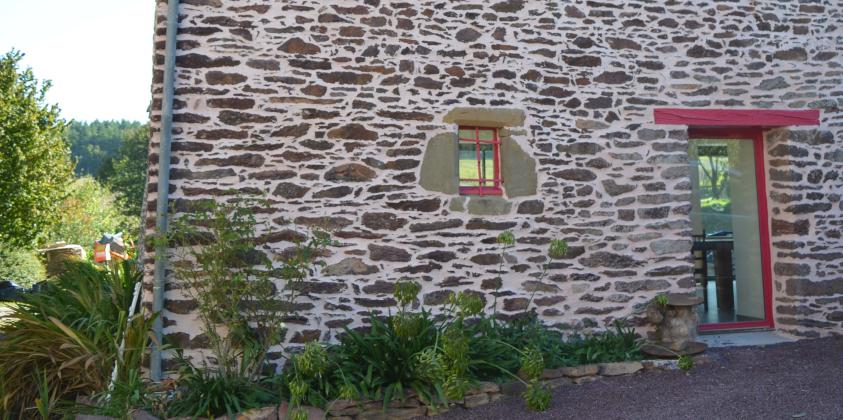 Pierres rouges et transparences vertes lumineuses