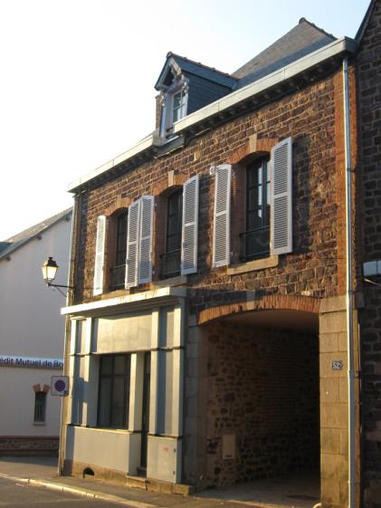 Le porche et la devanture modelée de la boutique (secteur Bâtiment de France)