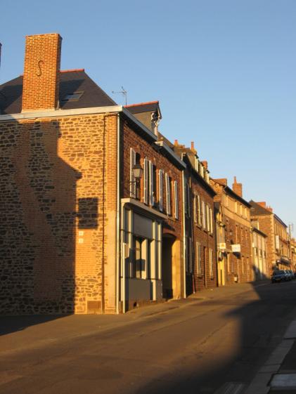 Boutique sur la rue Saint Nicolas et entrée du porche
