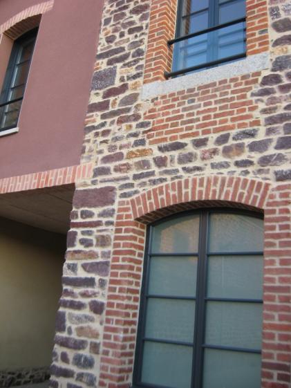 Détail matières et couleurs : Schiste pourpre, briques rouges, enduit rouge, men