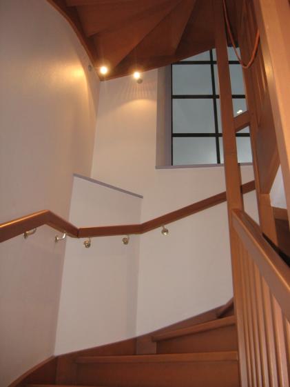 Escalier collectif en bois et son éclairage