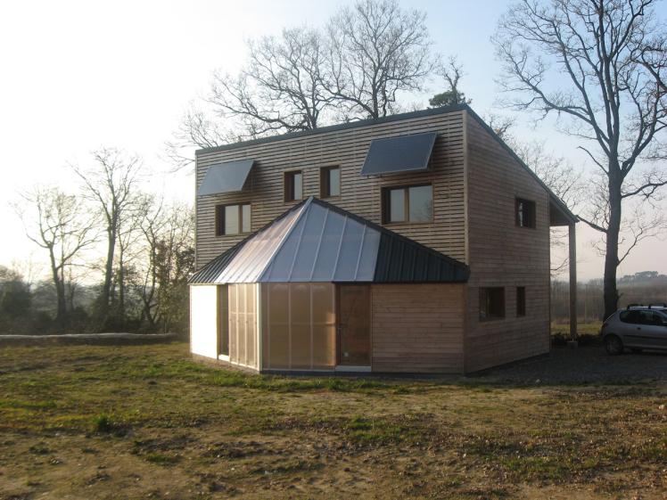 Maison solaire bioclimatique face sud