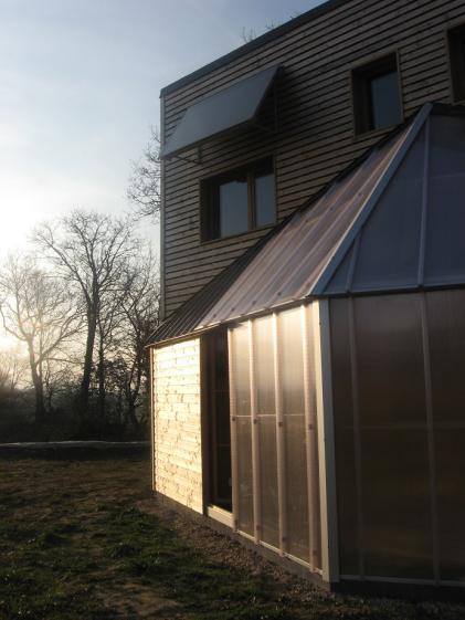 L'entrée de la maison se fait par la serre.