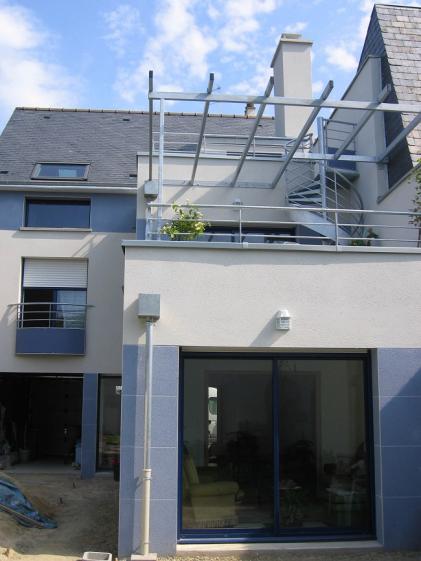 Un jeu de terrasses au sud avec pergola en galva pour profiter de l'espace sur j