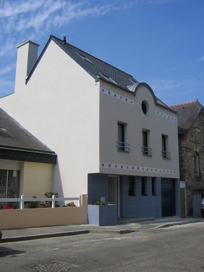 Maison blanche sur entrée bleue