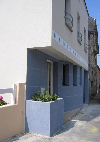 La façade sur rue s'anime par courbes.