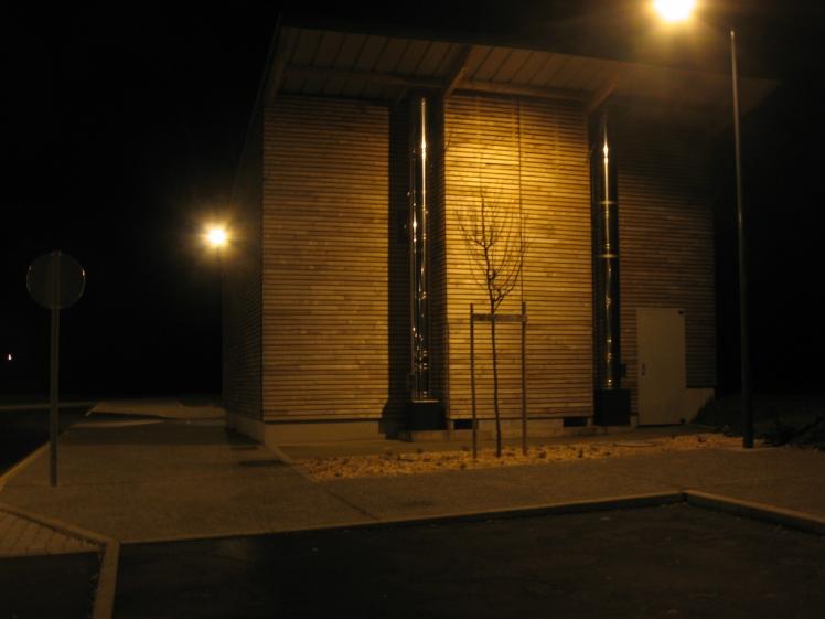  Le bloc chaufferie et ses aérations est habillé d'un bardage à claire-voie en c