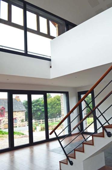 Rez-de-chaussée : la maison surplombe depuis sa terrasse la rue et au-delà l'éta